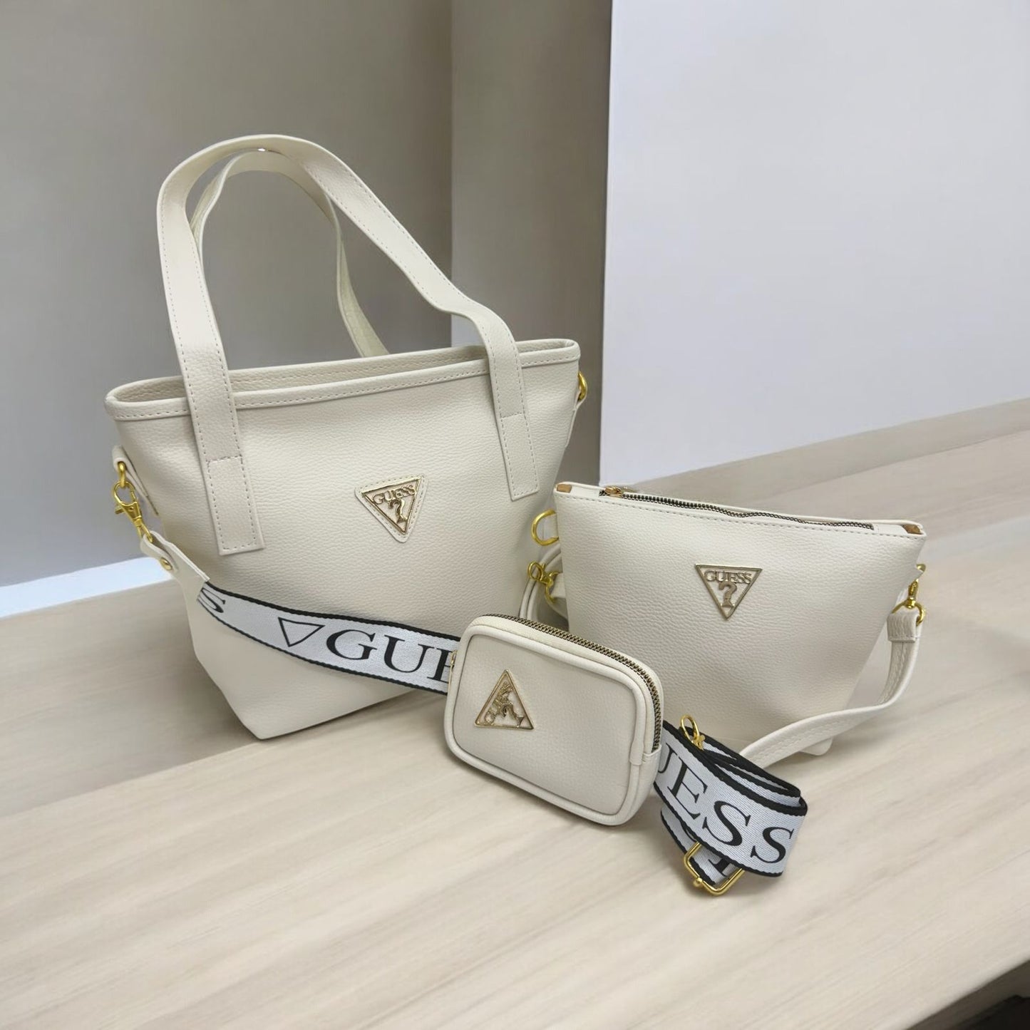 Trío Guess Femenino - Bolso de Mano, Carriel y Monedero en Sintético Premium