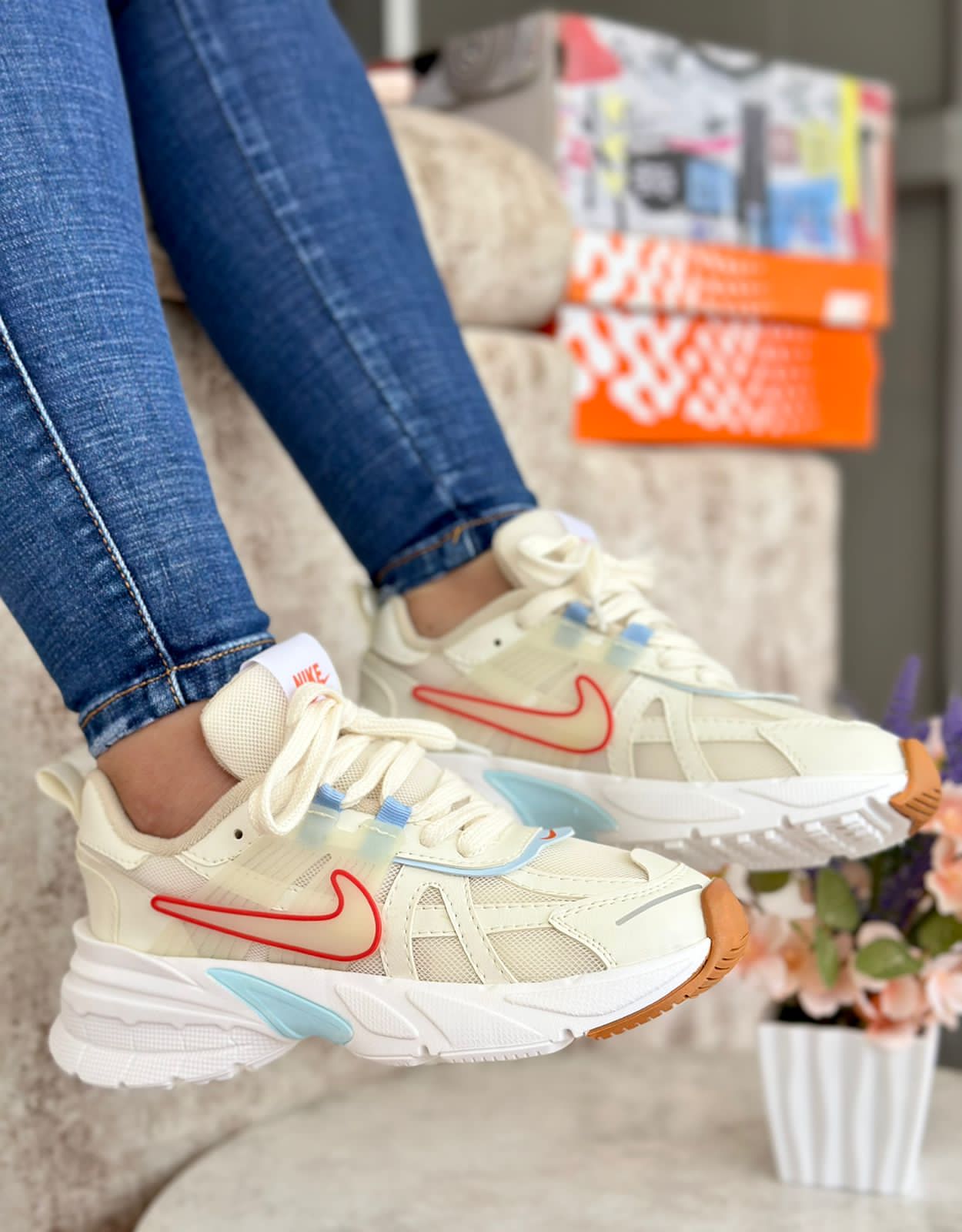 Tenis Nike V2K Femenino - Running con Diseño Retro-Futurista y Suela Antideslizante