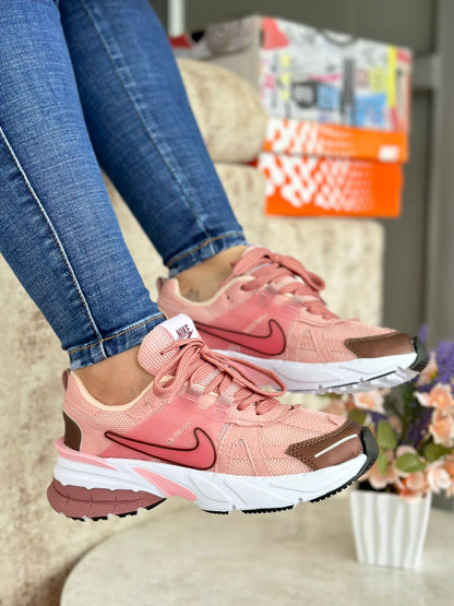 Tenis Nike V2K Femenino - Running con Diseño Retro-Futurista y Suela Antideslizante