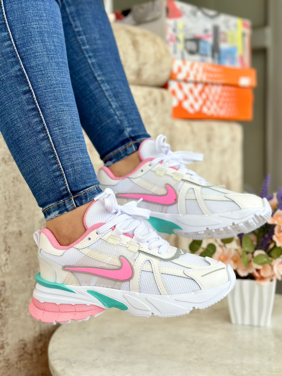 Tenis Nike V2K Femenino - Running con Diseño Retro-Futurista y Suela Antideslizante
