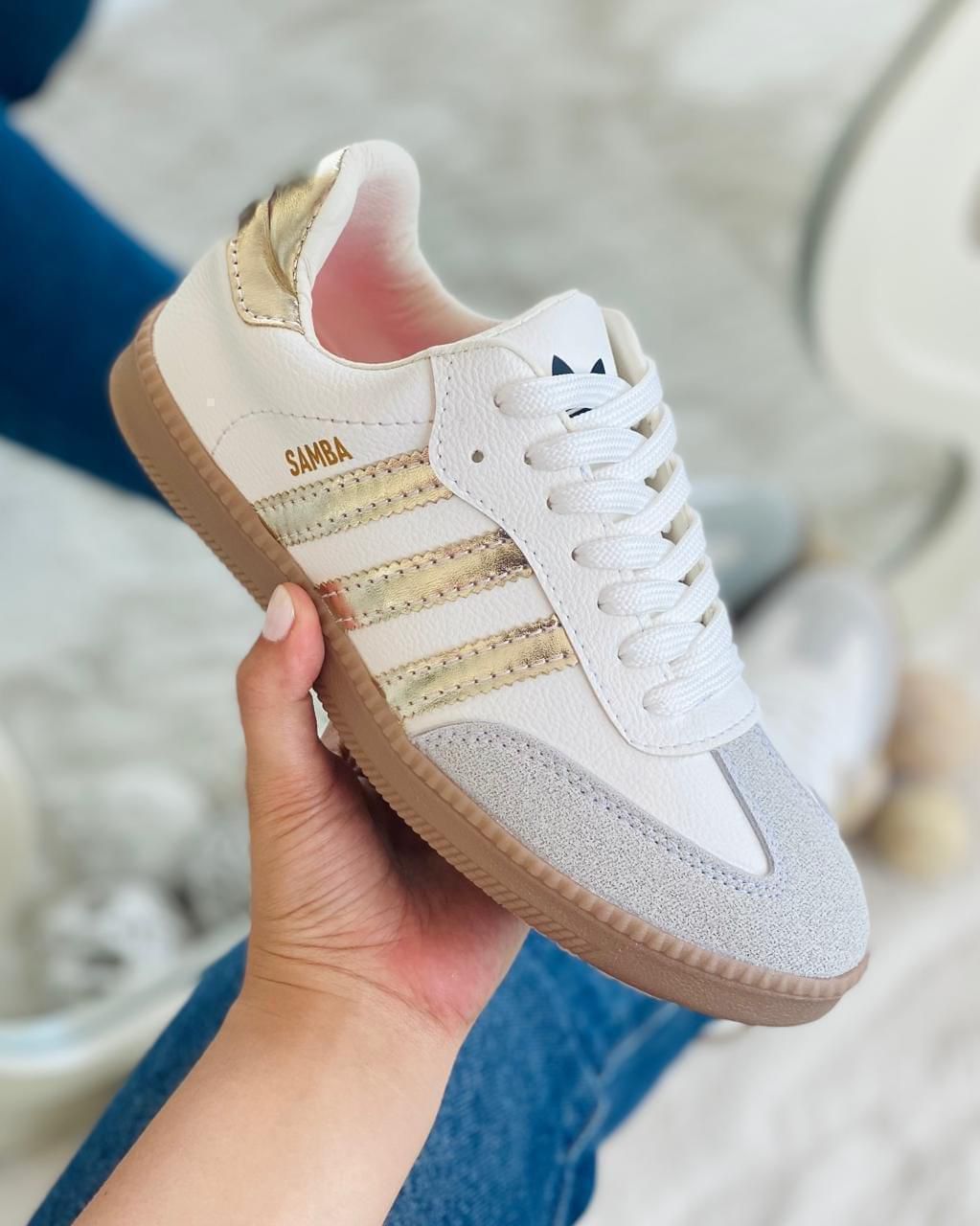 Tenis Adidas Samba Femenino - Clásico con Suela de Goma y Diseño Icónico