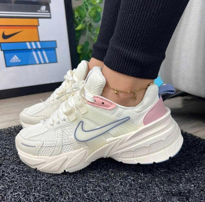 Tenis Nike V2K Femenino - Running con Diseño Retro-Futurista y Suela Antideslizante